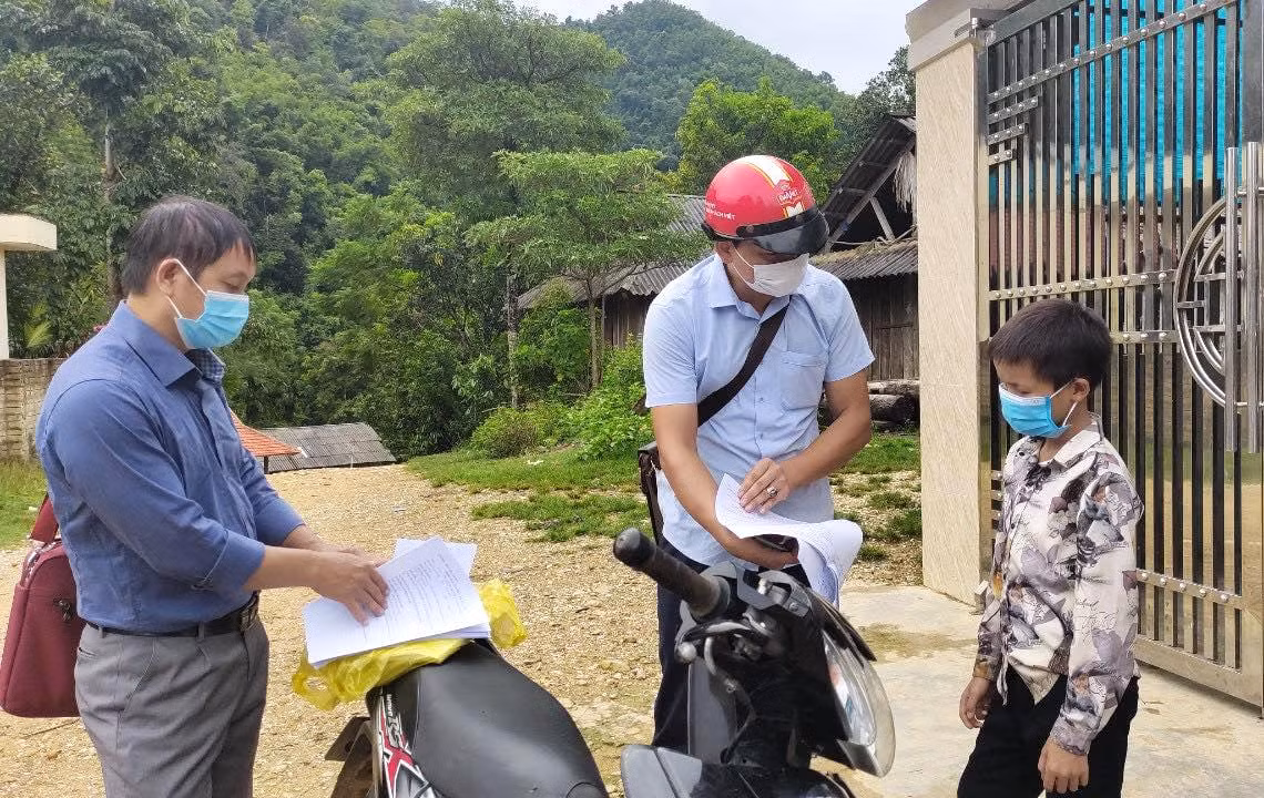 Không có trang thiết bị, sóng điện thoại, nhiều học sinh ở miền núi Nghệ An được giáo viên đến nhà giao bài tập