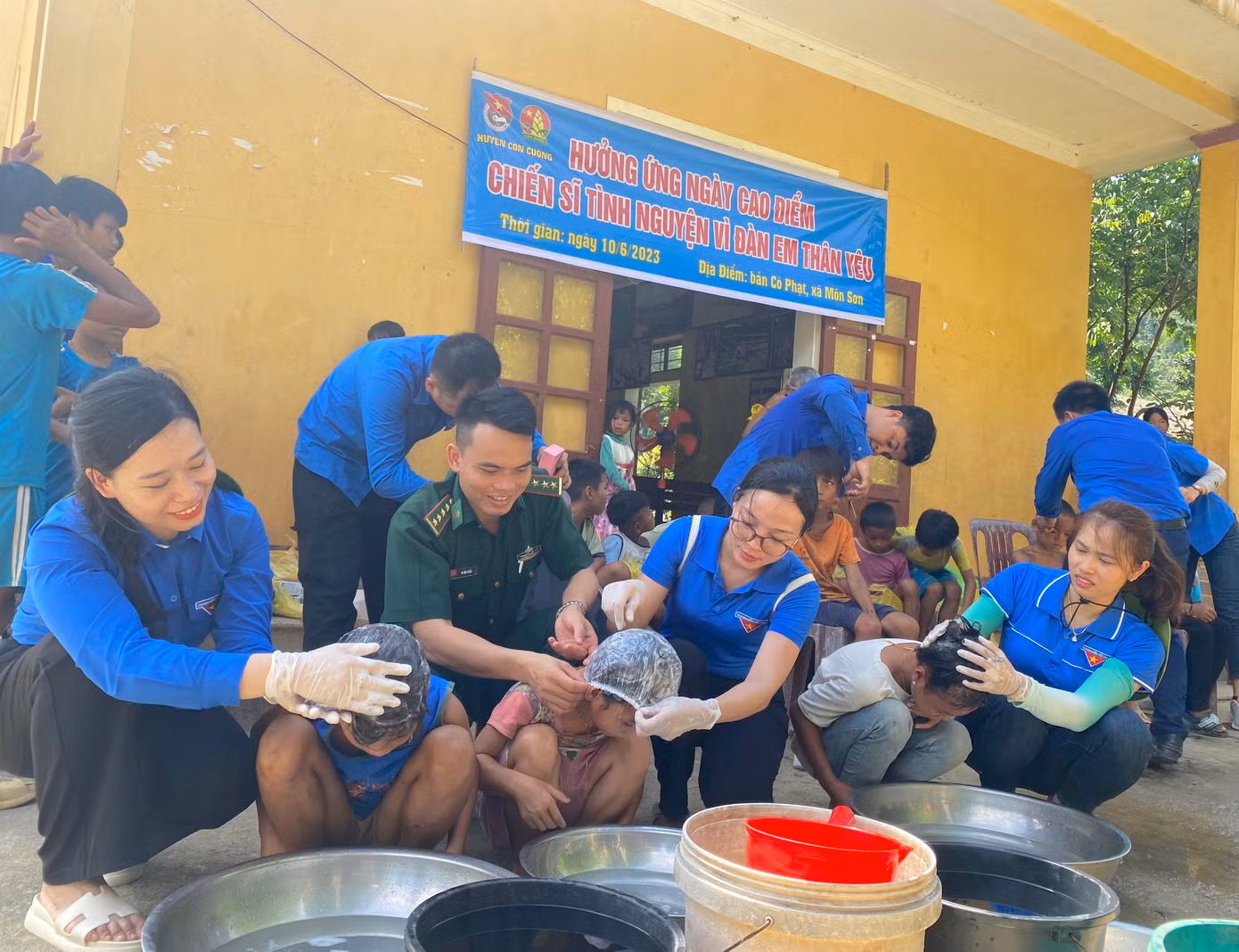 Các em nhỏ được gội đầu diệt chí, đảm bảo vệ sinh sạch sẽ.