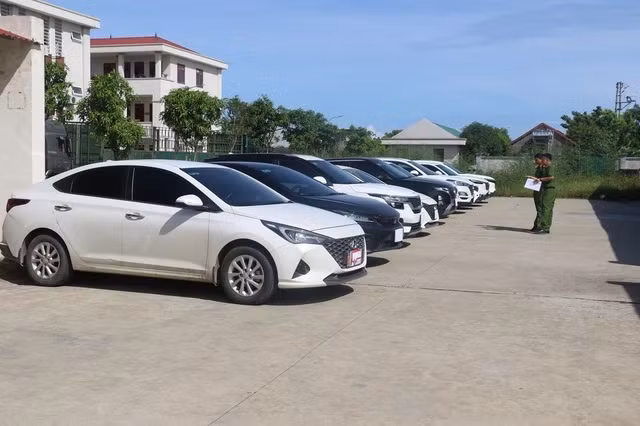 Cơ quan CSĐT Công an tỉnh Nghệ An thu giữ 13 chiếc xe ô tô mà Trần Thị H. đã mang đi cầm cố.