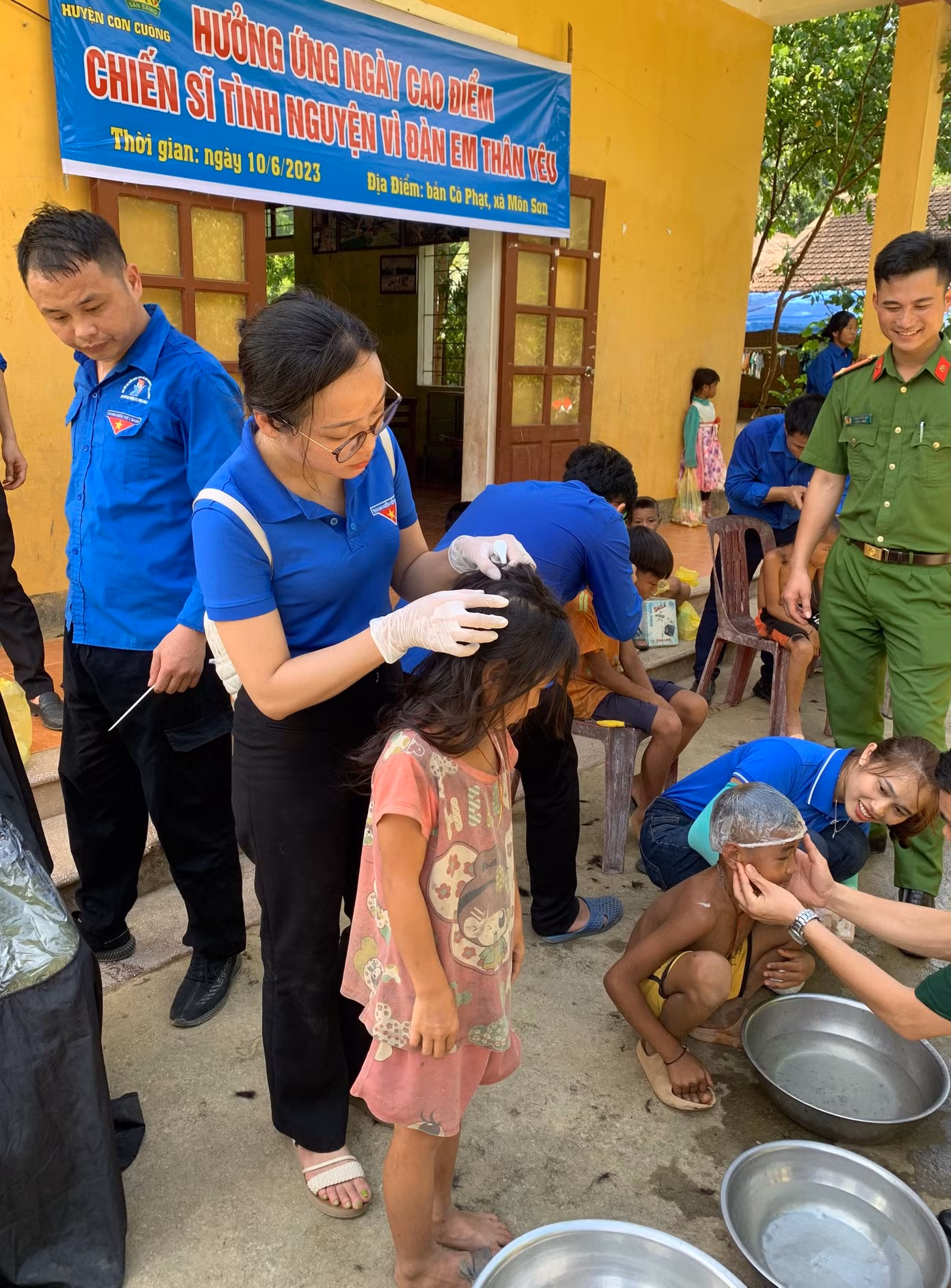 Hơn 20 đoàn viên, thanh niên của huyện cũng đã phối hợp với lực lượng Biên phòng tại Đồn Biên phòng Môn Sơn, Công an xã và lực lượng Kiểm lâm trên địa bàn tiến hành cắt tóc, gội đầu diệt chí, tặng dầu gội cho các em thiếu nhi và người dân địa phương.