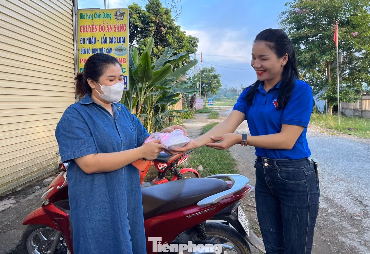 Những suất cơm miễn phí được các đoàn viên trao cho người nhà đưa thí sinh đi thi.