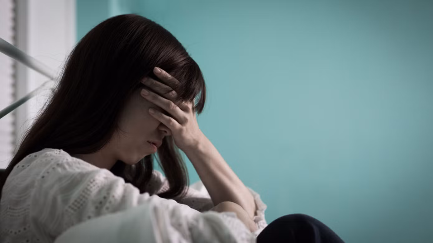 Người đẹp trầm cảm và cuồng loạn vì thời gian dài không được thoả mãn nhu cầu thầm kín.