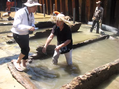 TS Nguyễn Việt (áo đen) cùng họa sĩ Sơn Ka đang nghiên cứu xác tàu