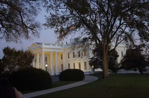 5h30 chiều 9.11.2002 tại Nhà Trắng bắt đầu lên đèn chuẩn bị cho ông Obama xuất hiện lần đầu sau khi tái đắc cử