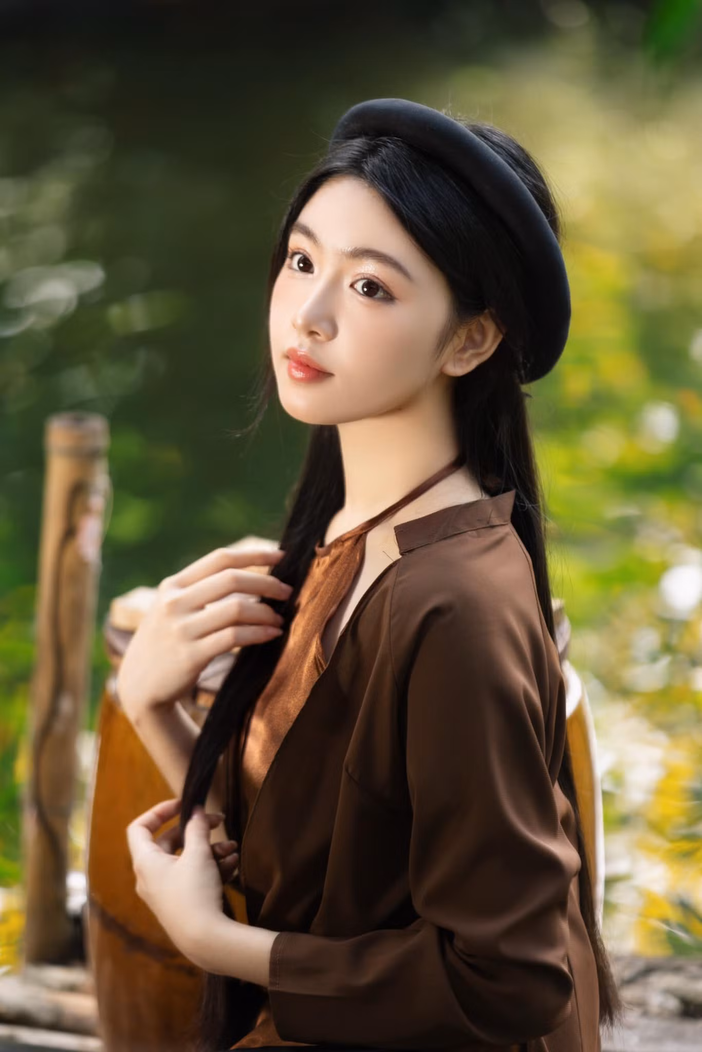 Lọ Lem tên thật là Mai Thảo Linh, sinh năm 2006. Cô đang học ngành Cử nhân Kinh doanh tại Đại học RMIT.