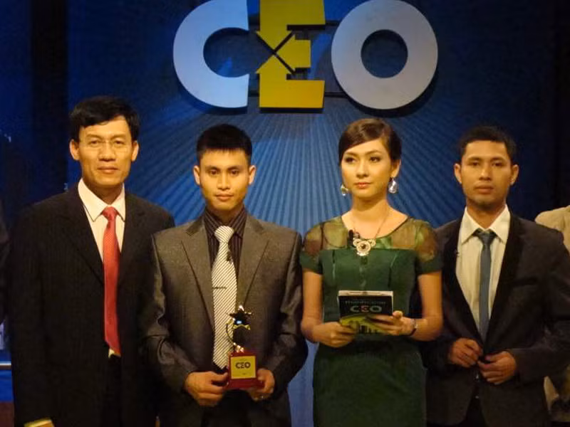 Nguyễn Minh Quý (thứ hai từ trái qua) với cuộc thi Chìa khóa thành công CEO
