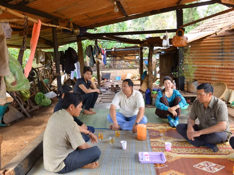 Nhà tài trợ cùng báo Tiền Phong đến bàn việc giúp ông Ama Huen làm nhà mới