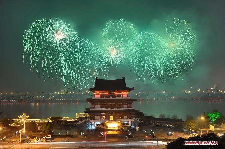 Màn pháo hoa rực rỡ trong đêm giao thừa tại tỉnh Hồ Nam, Trung Quốc. Màn pháo hoa rực rỡ trong đêm giao thừa tại tỉnh Hồ Nam, Trung Quốc