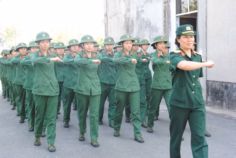 Nữ chiến sĩ miền Đông trên bãi tập