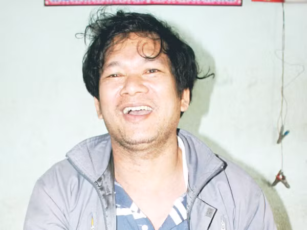 Anh Thành “cua gẫy càng” vẫn rộn tiếng cười. Anh Thành “cua gẫy càng” vẫn rộn tiếng cười
