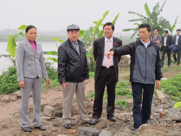 Ông Vinh (đội mũ) cùng ĐBQH Nguyễn Văn Bình xem xét nền ngôi nhà hai tầng của gia đình ông Vươn. Ông Vinh (đội mũ) cùng ĐBQH Nguyễn Văn Bình xem xét nền ngôi nhà hai tầng của gia đình ông Vươn