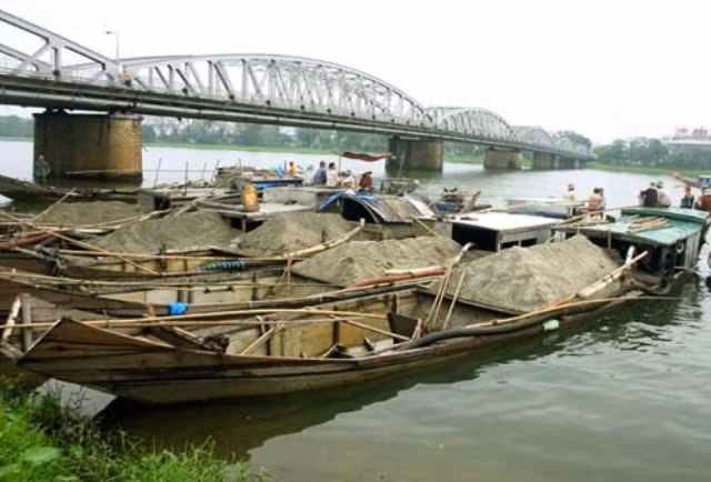 Khai thác cát trái phép trên sông. Ảnh: Sở Giao thông vận tải Hà Nội