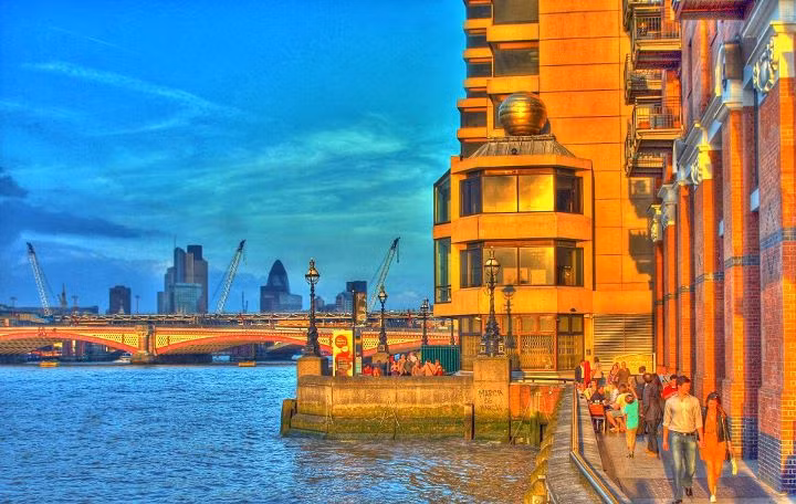 London đẹp như một bức tranh Tháp London qua mọi góc nhìn Dòng sông Thames yên bình London Eye - một trong những biểu tượng của London Big Ben trứ danh Cây cầu Golden Jubilee. Từ đây có thể dễ dàng thấy đc cả 2 biểu tượng của London là London Eye và Big Ben. Cây cầu Southpark lung linh trong ánh điện Cây cầu Westminster nổi tiếng Chiều tàn cuối đông Richmond Một góc nhỏ của Portobello London ấm áp sắc xuân với màu hồng tươi của hoa đào nở Sự bình yên bao trùm lên London khi màn đêm buông xuống Bắt gặp người nghệ sĩ đang say sưa với những giai điệu nhạc vào một chiều cuối đông.