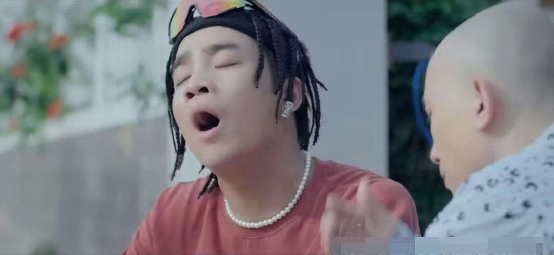 Tạo hình và diễn xuất ấn tượng của Đỗ Duy Nam trong phim Biệt dược đen. Ảnh: Chụp màn hình.