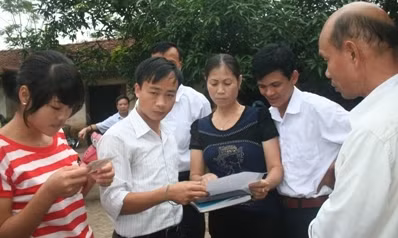 Bà Thúy (áo đen) chỉ cho phóng viên xem những lá đơn của bà xác nhận sự việc trên