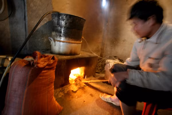 Người dân vùng cao vẫn thản nhiên nấu rượu