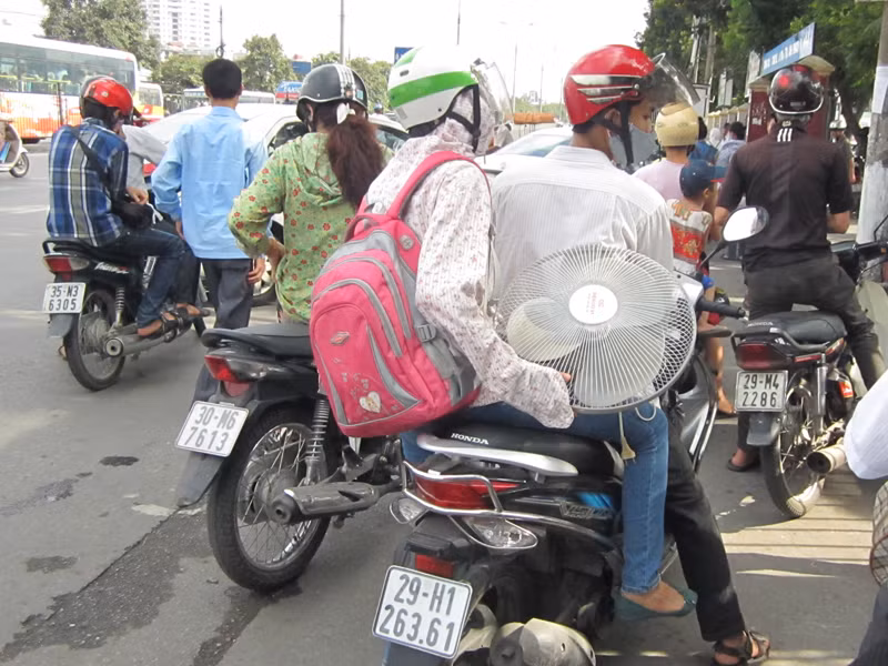Quạt, máy tính cũng được các sĩ tử mang theo lên tận Hà Nội