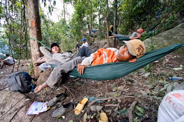 Hai thanh niên quê Vạn Thắng, Vạn Ninh nằm nghỉ trưa trước khi tiếp tục đào trầm. Hai thanh niên quê Vạn Thắng, Vạn Ninh nằm nghỉ trưa trước khi tiếp tục đào trầm