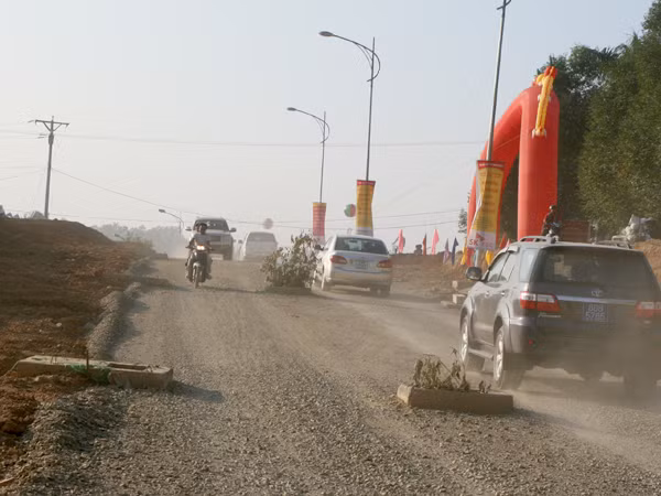 Đường khu vực xung quanh Làng văn hóa các dân tộc bụi mù mịt và không có nắp hố ga