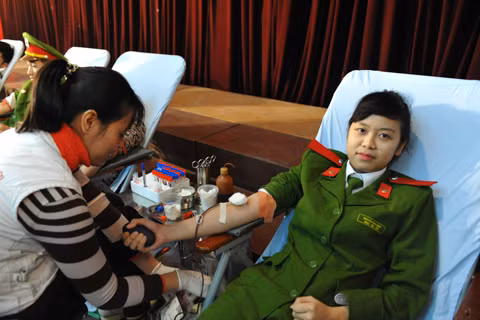 Nguyễn Thu Thủy trong màu áo công an nhân dân, "Không cười được vì khó chịu ở tay, nhưng em rất vui vì được tham gia hiến máu cứu người". Nguyễn Thu Thủy trong màu áo công an nhân dân,
