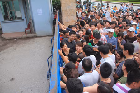 Khi trời vừa sáng, cổng trường PTCS Thực Nghiệm đã chật kín người