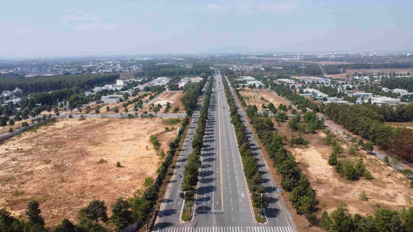 Dọc đường Vành đai 4 TPHCM đoạn qua Bình Dương sẽ được đầu tư xây dựng khu đô thị. Ảnh: Tuyến đường 10 làn xe tại thành phố Bến Cát trùng với dự án đường Vành đai 4 TPHCM đang triển khai. Dọc đường Vành đai 4 TPHCM đoạn qua Bình Dương sẽ được đầu tư xây dựng khu đô thị. Ảnh: Tuyến đường 10 làn xe tại thành phố Bến Cát trùng với dự án đường Vành đai 4 TPHCM đang triển khai.