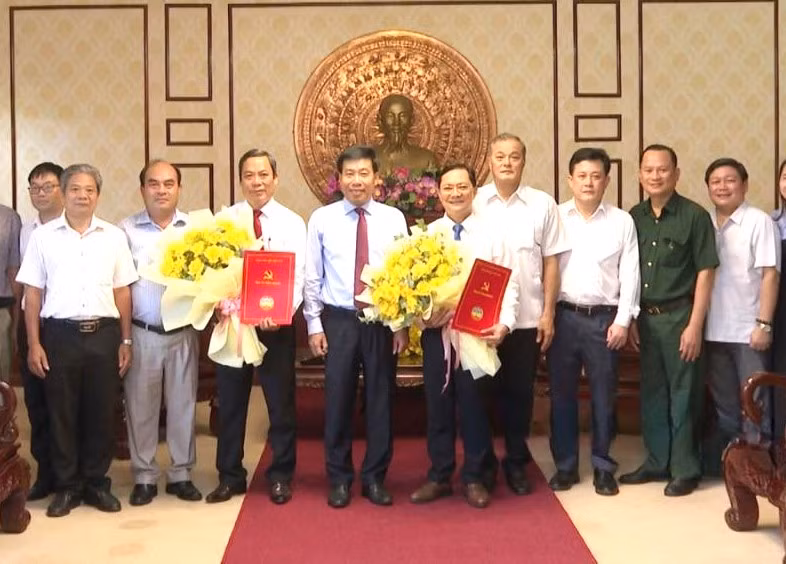 Bí thư Tỉnh ủy Bình Phước Nguyễn Mạnh cường (giữa) trao quyết định điều động, bổ nhiệm cho ông Hà Anh Dũng (thứ 5 từ phải sang) và ông Đỗ Văn Mạnh Bí thư Tỉnh ủy Bình Phước Nguyễn Mạnh cường (giữa) trao quyết định điều động, bổ nhiệm cho ông Hà Anh Dũng (thứ 5 từ phải sang) và ông Đỗ Văn Mạnh