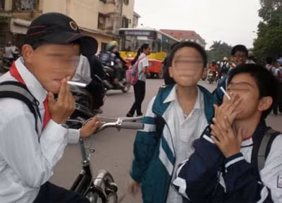 Túm năm tụm ba cùng châm lửa, chuyền tay nhau phì phèo điếu thuốc