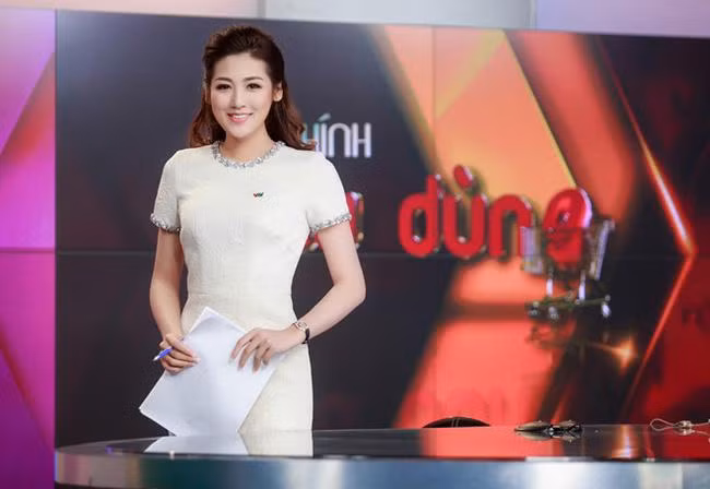 Á hậu Tú Anh xinh đẹp trên sóng truyền hình.