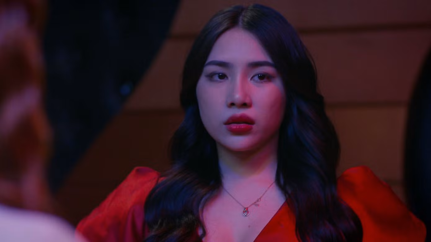 Diễn viên Dương Thu Hương góp vai nhỏ trong bộ phim Gia đình mình vui bất thình lình, nhân vật Đào xuất hiện trở lại tạo rắc rối lớn cho ba anh em Công (Quang Sự) - Thành (Doãn Quốc Đam) và Danh (Thanh Sơn). Xuất phát từ chuyện Thành làm mất nhẫn cưới, Đào – nhân viên quán karaoke vô tình nhặt được. Cô dùng nhiều chiêu trò để kéo anh em Thành đến quán với mục đích tăng doanh số. Sự việc căng thẳng khi vợ Thành biết được chuyện này. Cô kéo các chị em dâu đến quán karaoke làm cho ra nhẽ. Diễn viên Dương Thu Hương góp vai nhỏ trong bộ phim Gia đình mình vui bất thình lình, nhân vật Đào xuất hiện trở lại tạo rắc rối lớn cho ba anh em Công (Quang Sự) - Thành (Doãn Quốc Đam) và Danh (Thanh Sơn). Xuất phát từ chuyện Thành làm mất nhẫn cưới, Đào – nhân viên quán karaoke vô tình nhặt được. Cô dùng nhiều chiêu trò để kéo anh em Thành đến quán với mục đích tăng doanh số. Sự việc căng thẳng khi vợ Thành biết được chuyện này. Cô kéo các chị em dâu đến quán karaoke làm cho ra nhẽ.