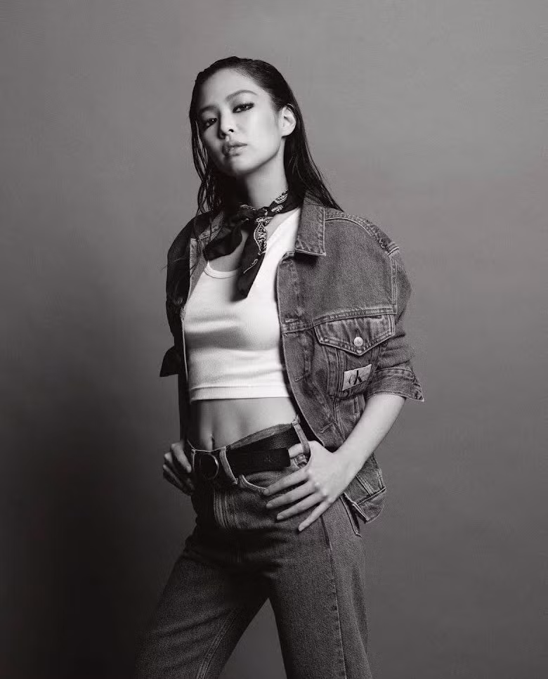 Với vai trò là đại sứ thương hiệu, Jungkook (BTS) cùng Jennie (BlackPink) khiến người hâm mộ “đứng ngồi không yên” khi tham gia chiến dịch Mùa thu năm 2023 của Calvin Klein. Bên cạnh hai ngôi sao đình đám Kpop là sự góp mặt của Alexa Demie và Kid Cudi và Kendall Jenner. Chiến dịch với mục tiêu thu hút sự tự tin, sự vui tươi và gợi cảm, bộ ảnh xen kẽ tông đen trắng nghệ thuật làm nổi bật hình thể của các ngôi sao. Với vai trò là đại sứ thương hiệu, Jungkook (BTS) cùng Jennie (BlackPink) khiến người hâm mộ “đứng ngồi không yên” khi tham gia chiến dịch Mùa thu năm 2023 của Calvin Klein. Bên cạnh hai ngôi sao đình đám Kpop là sự góp mặt của Alexa Demie và Kid Cudi và Kendall Jenner. Chiến dịch với mục tiêu thu hút sự tự tin, sự vui tươi và gợi cảm, bộ ảnh xen kẽ tông đen trắng nghệ thuật làm nổi bật hình thể của các ngôi sao.