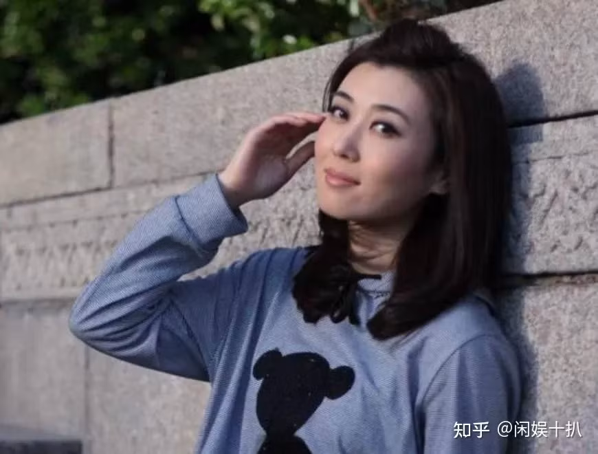 Lý Hồng trải qua tuổi trẻ đầy thử thách, chông gai. Ảnh: Sina, Weibo.