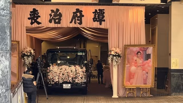 Lúc 9h sáng, xe tang của Thái Thiên Phượng được đưa đến Tu viện Po Lin.