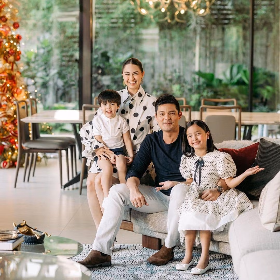 Hai con của cặp nghệ sĩ được xem là bản sao của bố và mẹ. Zia và Sixto thừa hưởng nét đẹp và tố chất người nổi tiếng hoàn hảo từ phụ huynh, từ thần thái, kỹ năng biểu cảm trước camera… Theo báo chí Philippines, hai nhóc tỳ đã có những hợp đồng quảng cáo với mức thù lao “vượt mặt” bố mẹ.