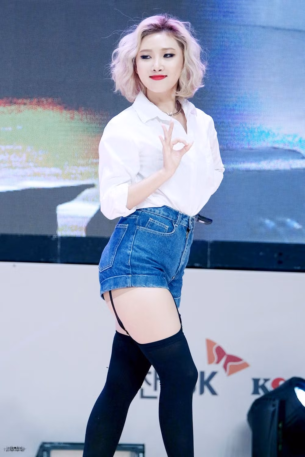 Trong thời gian nhóm Mamamoo còn sôi nổi hoạt động, Hwasa luôn diện những trang phục gợi cảm, trưởng thành khoe đường cong cơ thể. Thay vì theo đuổi vẻ đẹp mong manh, nữ thần tượng ưa thích diện đồ bó sát, khoe được 3 vòng bốc lửa, bắp đùi mật ong nóng bỏng. Trong thời gian nhóm Mamamoo còn sôi nổi hoạt động, Hwasa luôn diện những trang phục gợi cảm, trưởng thành khoe đường cong cơ thể. Thay vì theo đuổi vẻ đẹp mong manh, nữ thần tượng ưa thích diện đồ bó sát, khoe được 3 vòng bốc lửa, bắp đùi mật ong nóng bỏng.
