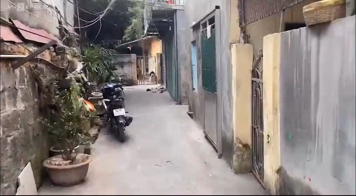 Con ngõ nơi 2 đối tượng đi xe máy vào gây ra vụ nổ súng. Ảnh: Thuy Tien