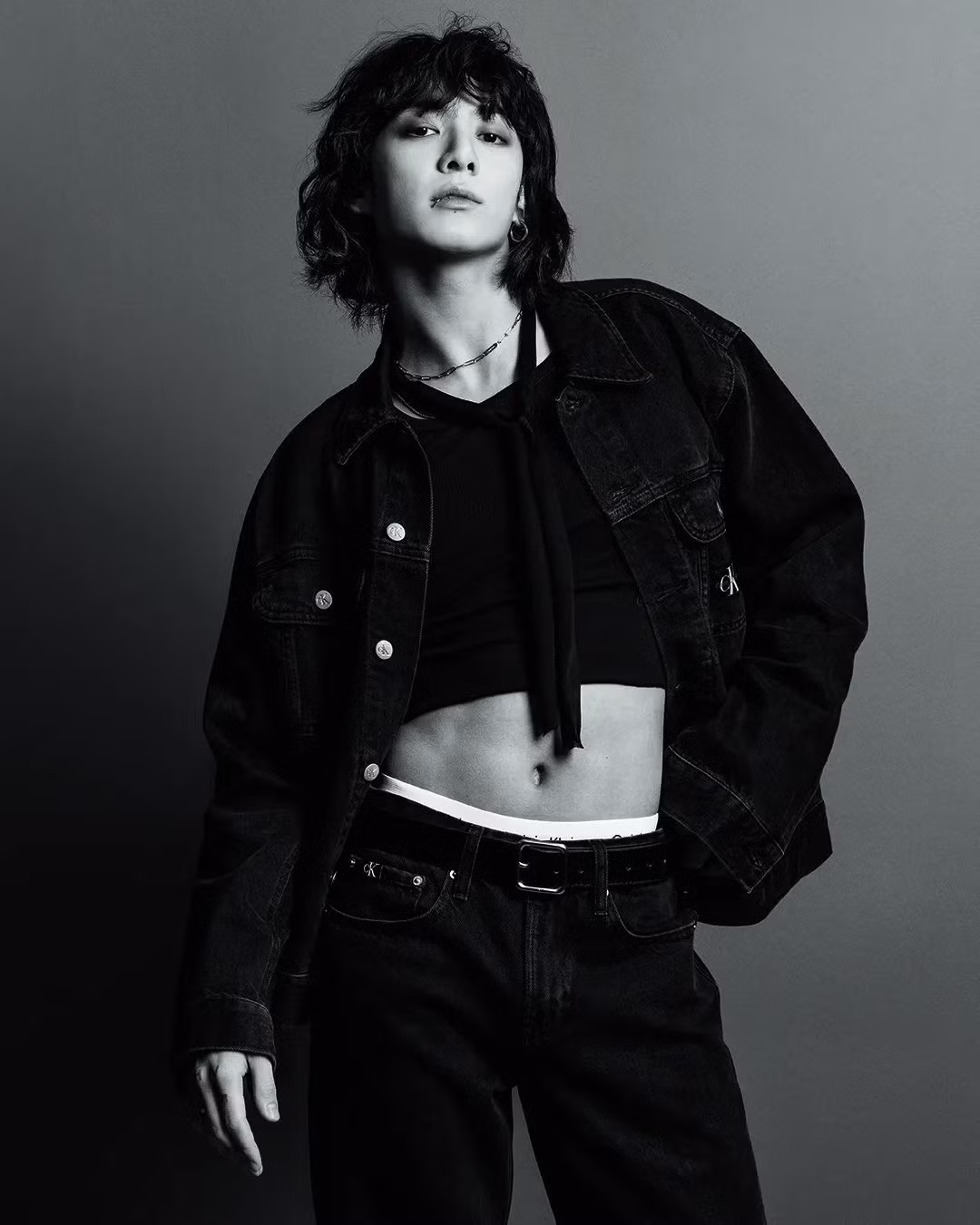 Jungkook mặc trang phục denim on denim cổ điển, với chiếc quần CK được khoe một cách táo bạo. Jungkook mặc trang phục denim on denim cổ điển, với chiếc quần CK được khoe một cách táo bạo.