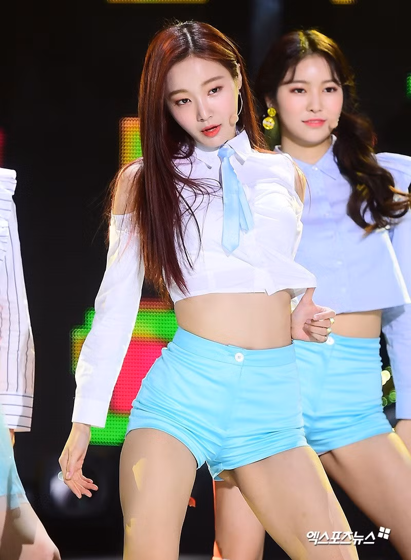 Một số thành viên nổi bật như Nancy, Yeonwoo diện quần ngắn hơn bình thường, ôm sát để lộ những phần cơ thể nhạy cảm. Đứng trên sân khấu, các thành viên vừa diễn vừa chỉnh trang phục. Người hâm mộ bức xúc khi stylist cố tình chọn những trang phục kiệm vải để thu hút sự chú ý.
