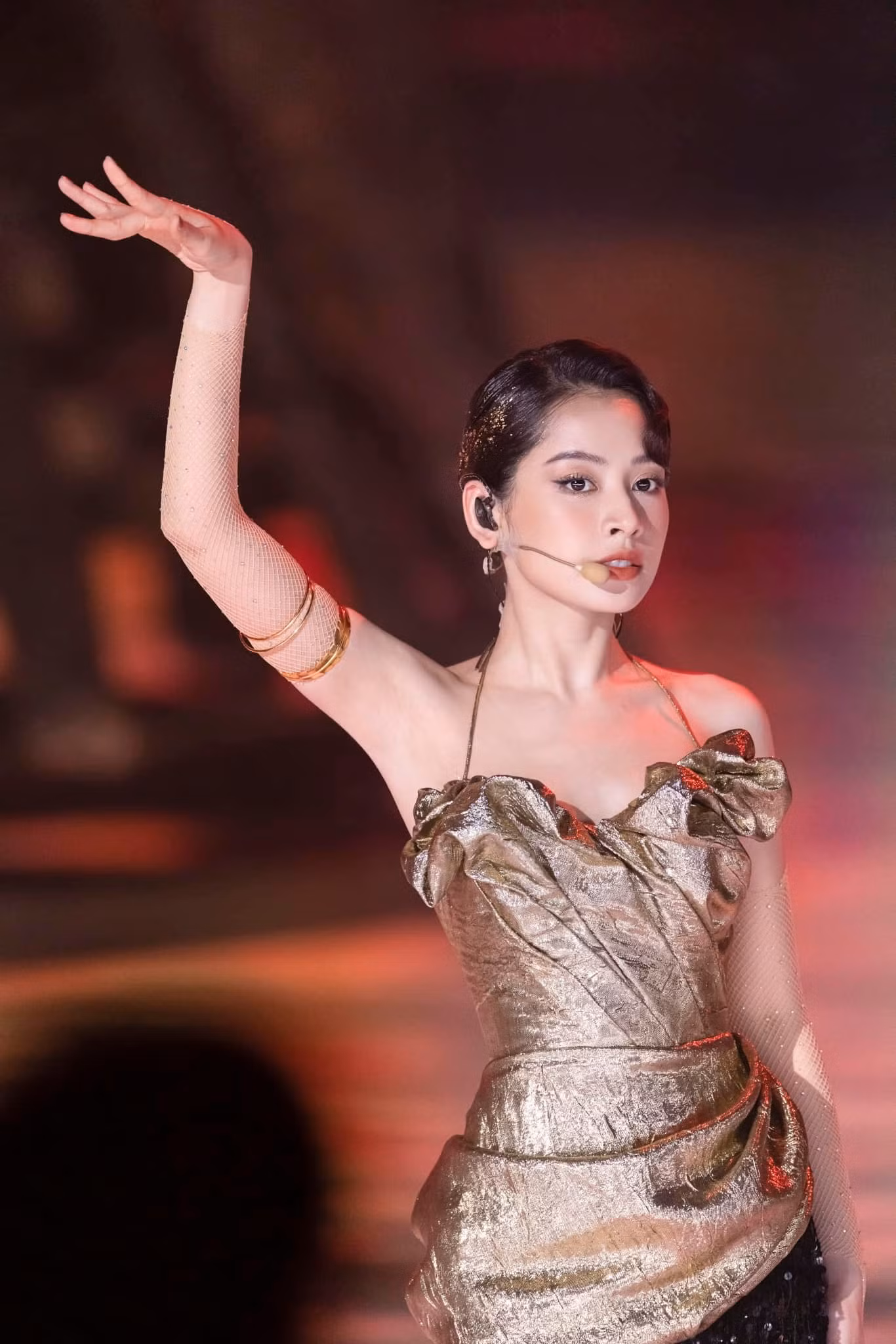 Vòng công diễn 2, Chi Pu cùng Cung Lâm Na, Lưu Nhã Sắt trình diễn ca khúc Rosemary của Châu Kiệt Luân trên sân khấu hoành tráng với sự kết hợp của lửa và nước. Chi Pu đu dây treo vòng khá mạo hiểm và thực hiện động tác nhào lộn trên không với độ cao gần 8 m. Phần biểu diễn đột phá của đội Chi Pu mang về 847 điểm, xếp hạng nhì trong vòng này.