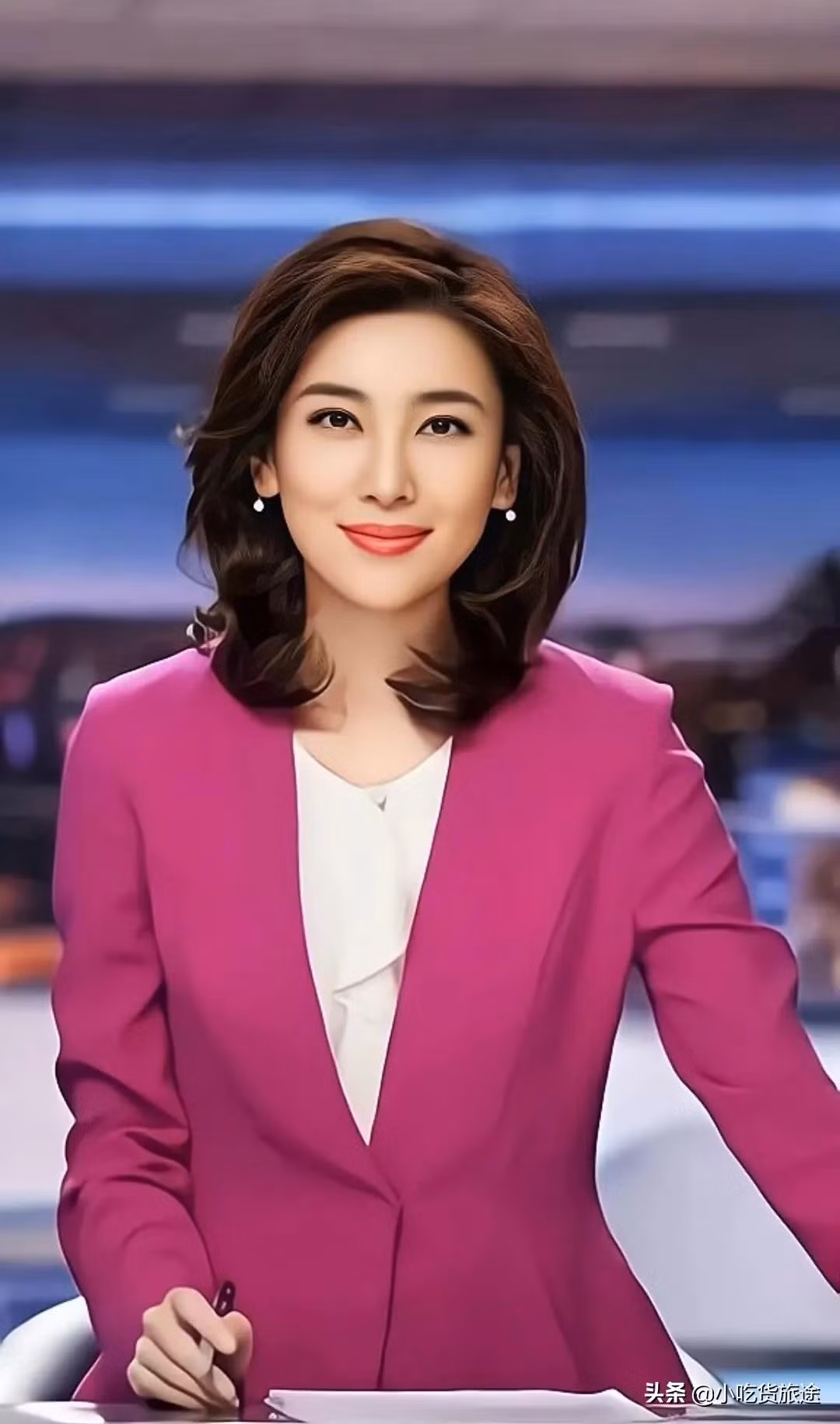 Lý Hồng được mệnh danh là "người dẫn chương trình có vẻ đẹp khí chất nhất CCTV".