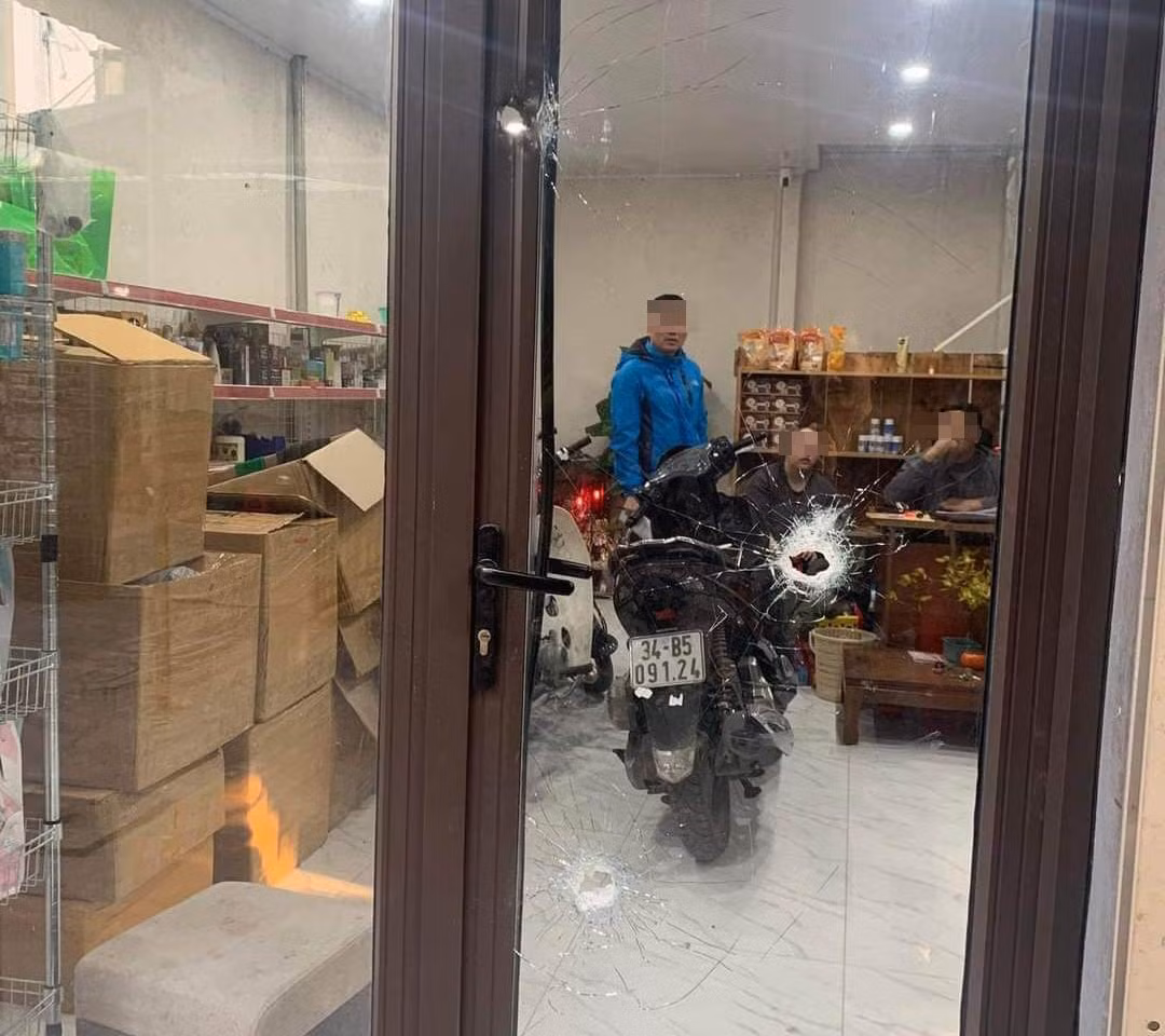 Đạn xuyên qua nhiều lớp cửa vào trong nhà. Ảnh: Thuy Tien