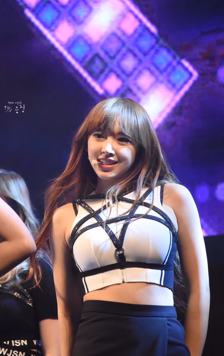Trình Tiêu vốn được biết đến là thần tượng của nhóm nhạc Hàn Quốc Cosmic Girls được thành lập bởi hai công ty là Starship Entertainment và Yuehua Entertainment. Cô ra mắt năm 2016 và trở thành gương mặt trung tâm của nhóm, đây là lần đầu nhóm nhạc thần tượng Hàn chọn thành viên ngoại quốc làm center.