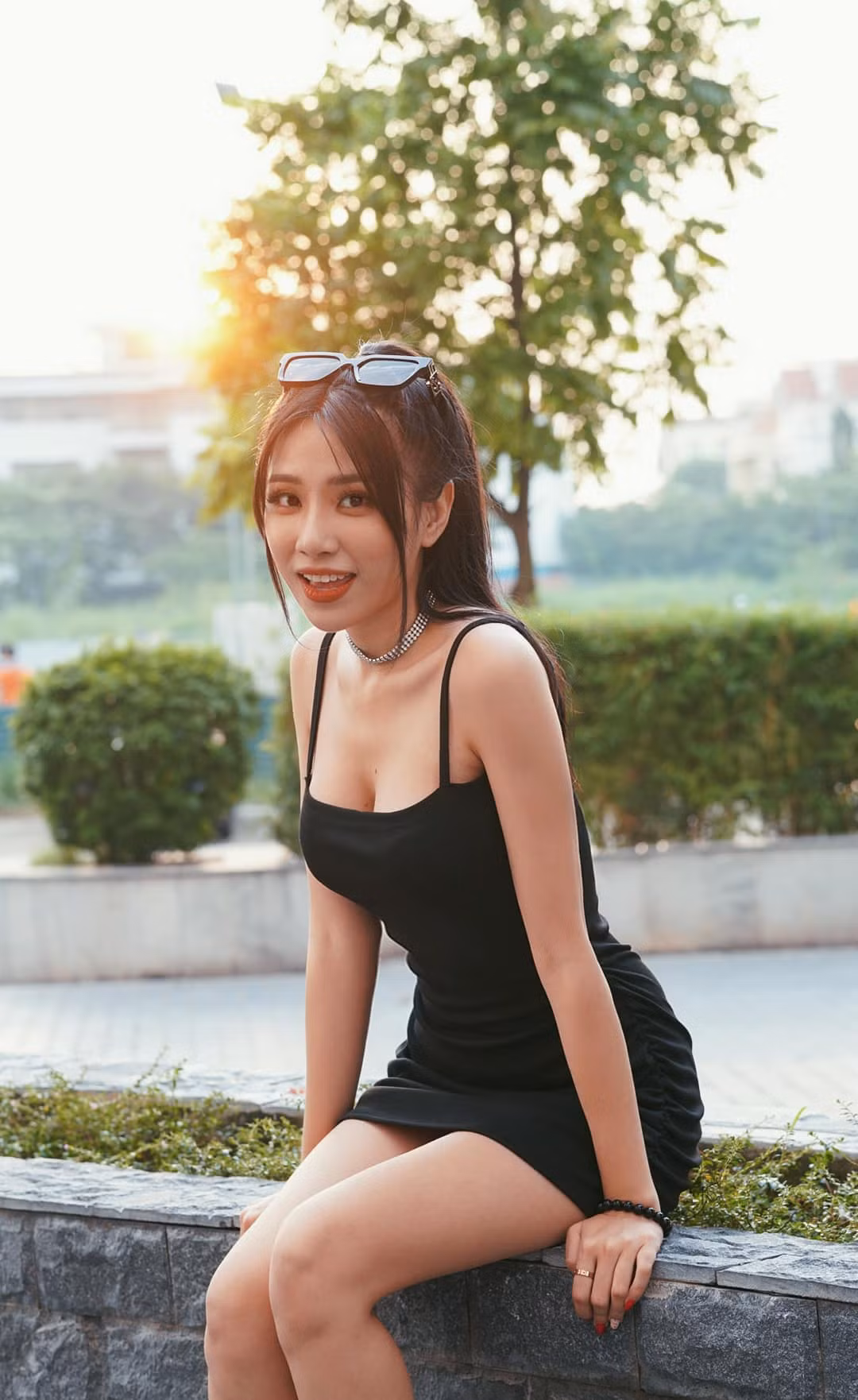 Trang phục của Đào được đạo diễn yêu cầu “đẹp và thật cháy”, vốn phong cách ngoài đời của Thu Hương theo hướng gợi cảm, trưởng thành nên không khó cho diễn viên trong việc chuẩn bị. Trang phục của Đào được đạo diễn yêu cầu “đẹp và thật cháy”, vốn phong cách ngoài đời của Thu Hương theo hướng gợi cảm, trưởng thành nên không khó cho diễn viên trong việc chuẩn bị.
