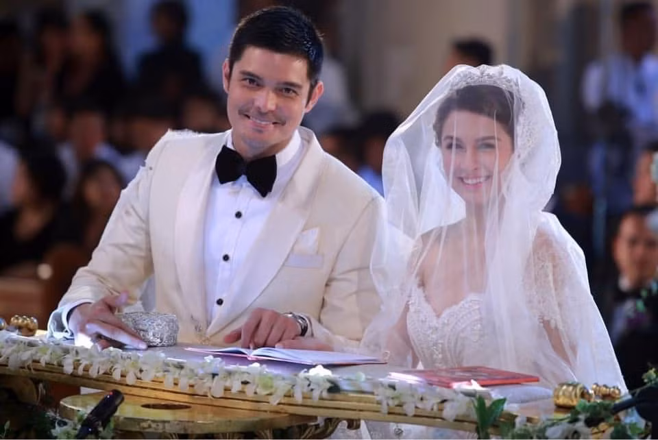 Marian Rivera và tài tử Dingdong Dantes về chung một nhà sau lễ cưới hoành tráng năm 2014 sau 5 năm hẹn hò. Đám cưới thế kỷ của cặp sao sánh ngang với hoàng gia, có sự tham dự của tổng thống Philippines lúc bấy giờ và được truyền hình trực tiếp trong nhiều giờ đồng hồ.