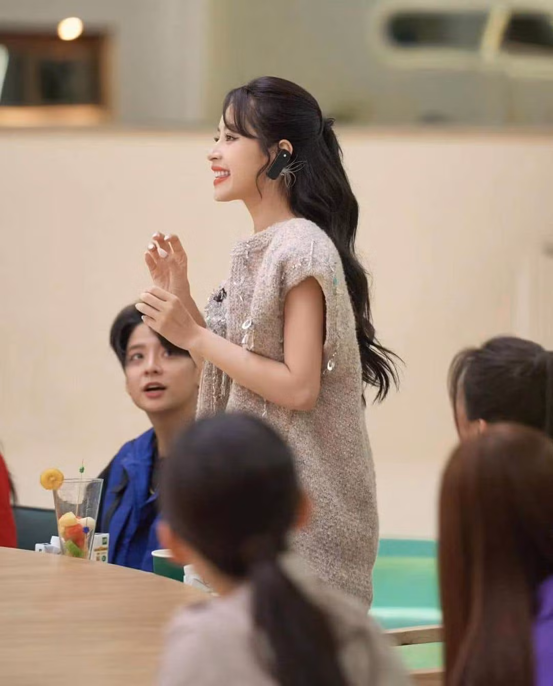Quản lý của Chi Pu cho biết cô nhận được lời mời từ phía nhà sản xuất và dành hơn một tháng để tìm hiểu và trao đổi kỹ lưỡng về thể lệ chương trình, điều khoản hợp tác và các thông tin liên quan mới gật đầu đồng ý. Ê kíp của giọng ca Anh ơi ở lại tiết lộ mang theo 100 kg quần áo phụ kiện sang Trung Quốc phục vụ Chi Pu trình diễn. Các nghệ sĩ tham dự bình chọn Chi Pu là thí sinh ăn mặc chỉn chu, đầu tư nhất chương trình. Để giới thiệu về văn hóa, ẩm thực nước nhà, Chi Pu mang theo bánh cốm, áo dài làm quà tặng các thí sinh.