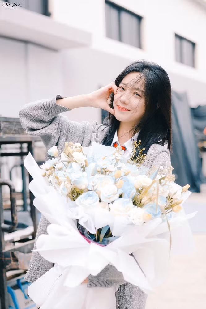 Trong nguyên tác của cố nhà văn Kim Dung, Hoàng Dung là con gái của Hoàng Dược Sư – chủ đảo Đào Hoa. Nàng là người thông minh, nhanh trí và bị chinh phục bởi sự ngay thẳng, thành thực và tấm lòng tốt bụng của Quách Tĩnh. Trong nguyên tác của cố nhà văn Kim Dung, Hoàng Dung là con gái của Hoàng Dược Sư – chủ đảo Đào Hoa. Nàng là người thông minh, nhanh trí và bị chinh phục bởi sự ngay thẳng, thành thực và tấm lòng tốt bụng của Quách Tĩnh.