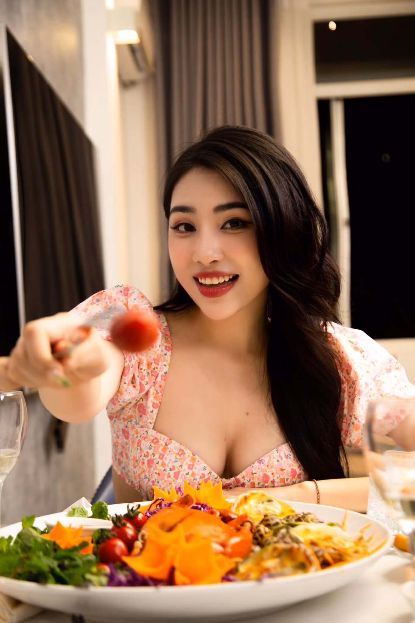 Nữ diễn viên trẻ mong muốn được thử những vai cá tính mạnh, đặc biệt là vai phản diện để có thể “kèn cựa” với dàn diễn viên chính và có nhiều đất diễn hơn. Nữ diễn viên trẻ mong muốn được thử những vai cá tính mạnh, đặc biệt là vai phản diện để có thể “kèn cựa” với dàn diễn viên chính và có nhiều đất diễn hơn.