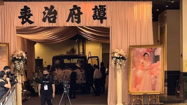 Xe tang chở linh cữu Thái Thiên Phượng. Mặt trước và thân xe tang được phủ đầy hoa màu hồng và trắng - màu người mẫu yêu thích lúc sinh thời.