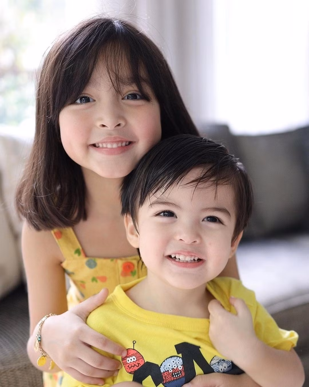Hai con của cặp nghệ sĩ được xem là bản sao của bố và mẹ. Zia và Sixto thừa hưởng nét đẹp và tố chất người nổi tiếng hoàn hảo từ phụ huynh, từ thần thái, kỹ năng biểu cảm trước camera… Theo báo chí Philippines, hai nhóc tỳ đã có những hợp đồng quảng cáo với mức thù lao “vượt mặt” bố mẹ.