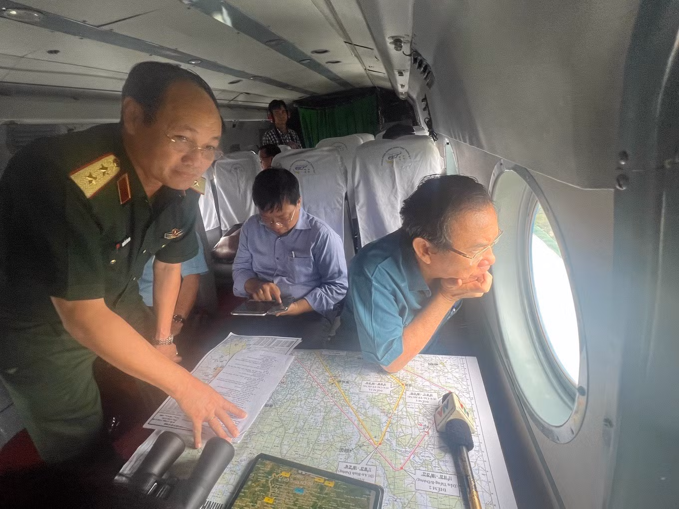 Ông Nguyễn Văn Nên, Bí thư Thành ủy TPHCM, trên chuyến bay khảo sát (Ảnh: L.N.).